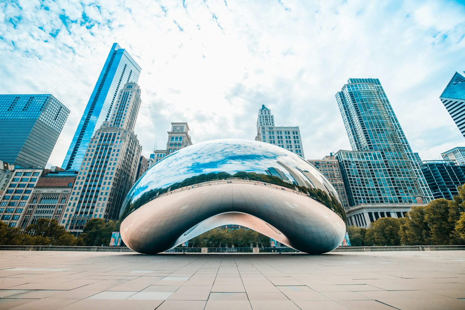Cloud Gate and the Chicago skyline in Millennium Park