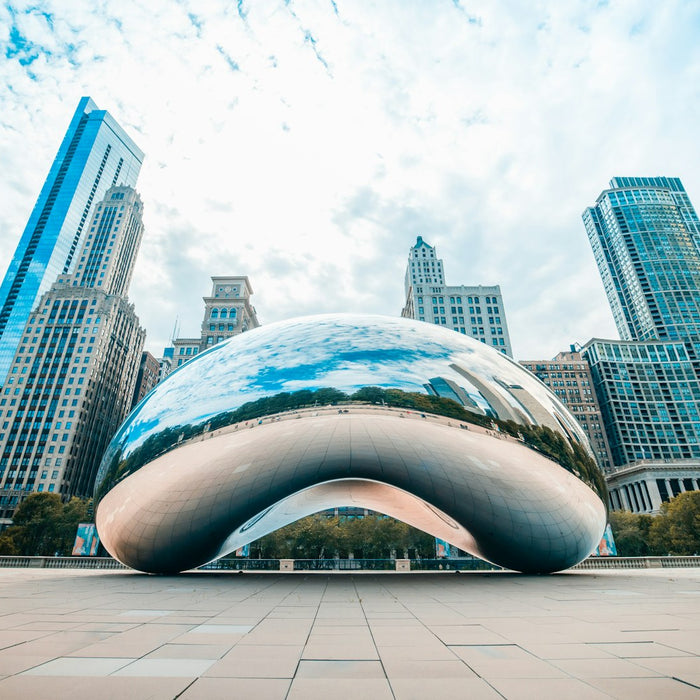 Cloud Gate and the Chicago skyline in Millennium Park